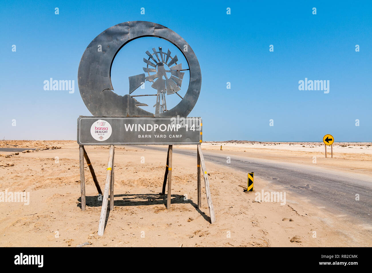 Cartello stradale che indica Windpomp barn yard del camp nella C34 road, Namibia Foto Stock