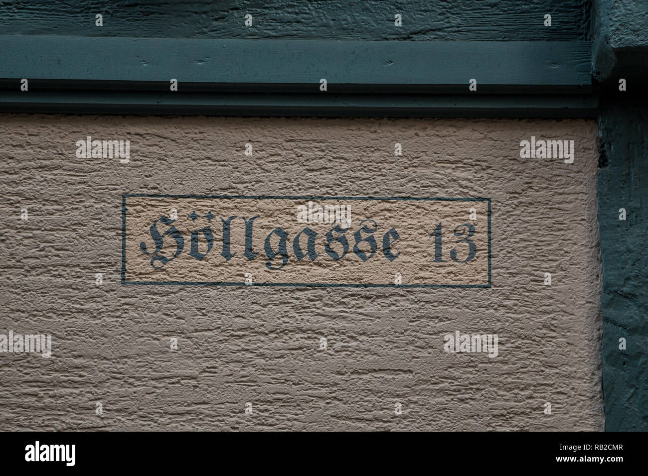 Numero 13 della casa con lettere di colore verde Foto Stock