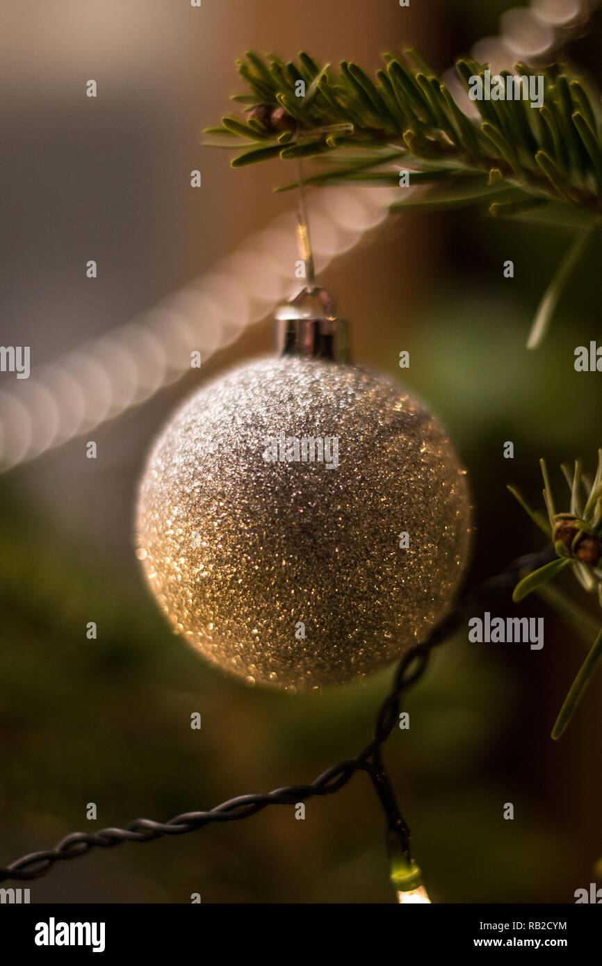 Albero di Natale decorato con albero di Natale a sfera e a lume di candela Foto Stock