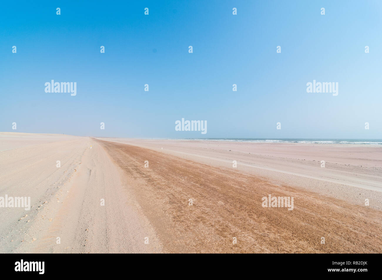Vista della strada di sale con l'oceano sullo sfondo, C34, Skeleton Coast, Namibia Foto Stock