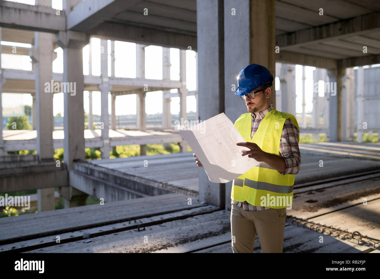 Giovane uomo d affari sito in costruzione engineer Foto Stock
