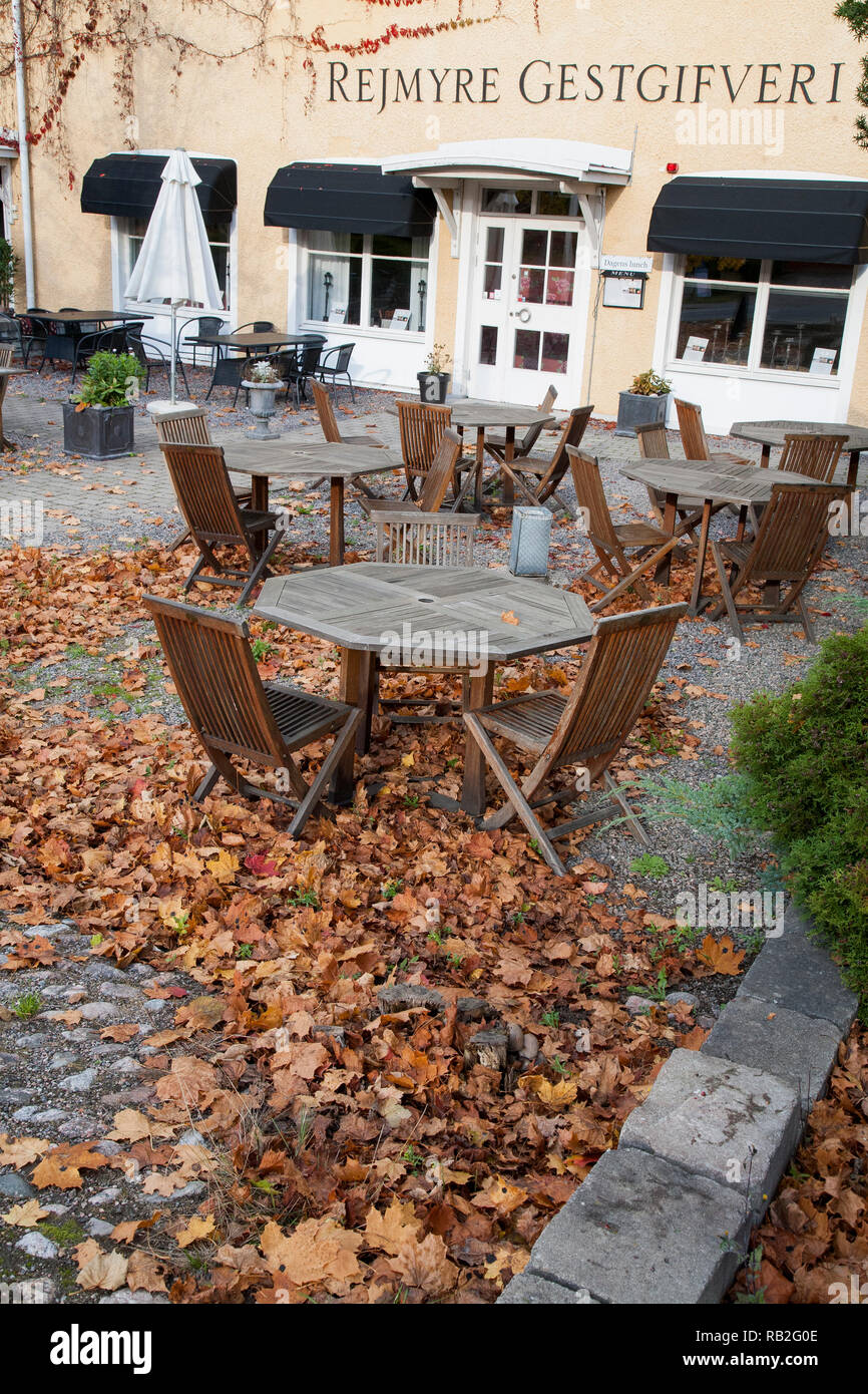 AUTUMN LEAF al di fuori di una locanda in vetro antico sito di fabbricazione Reijmyre Foto Stock