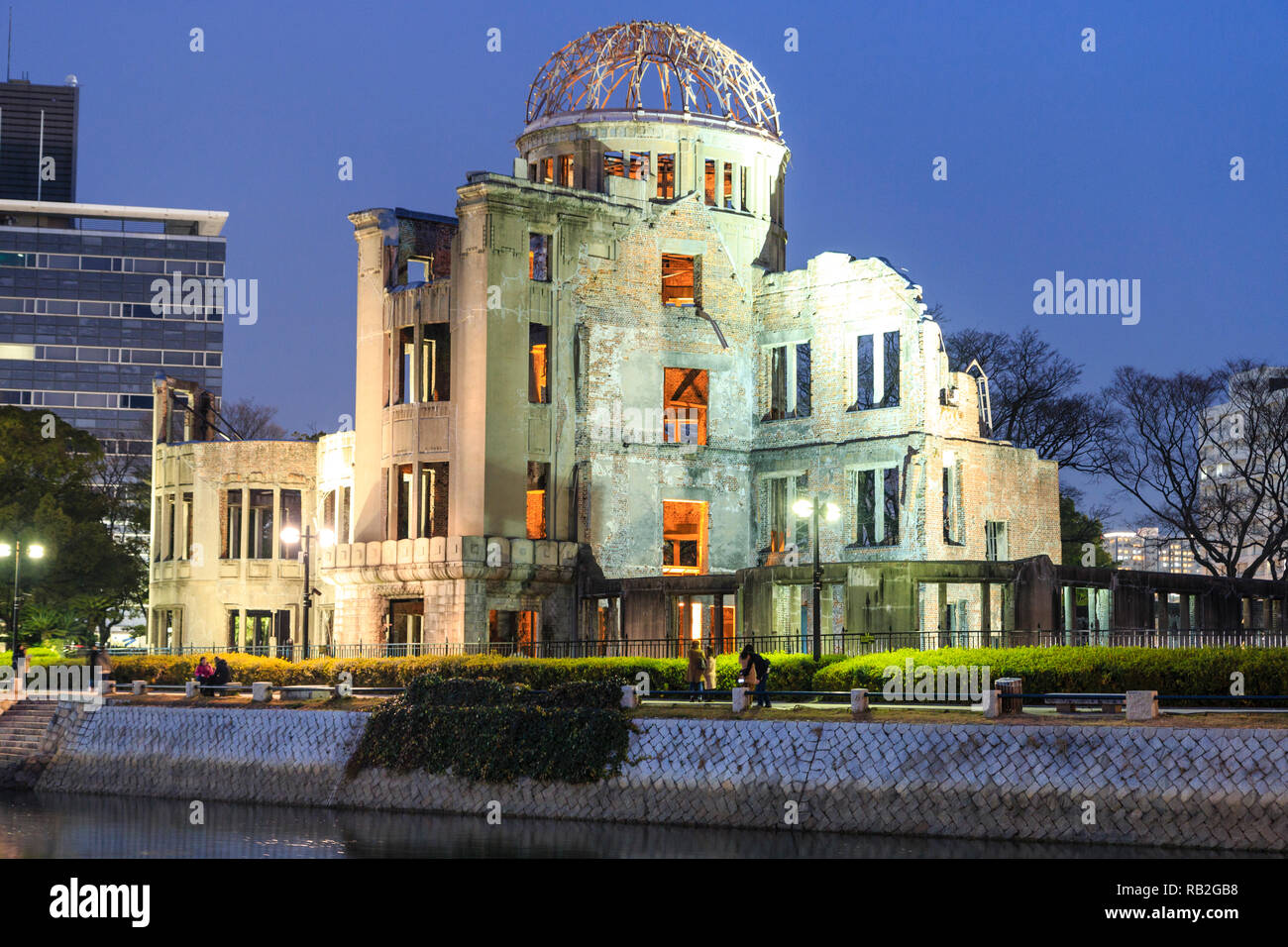 Hiroshima Peace Memorial, la Cupola della Bomba Atomica, Bomba a cupola, Genbaku Dome, di notte con il fiume che riflette la costruzione e luci. Foto Stock