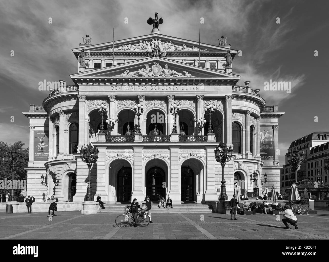 Vista dell'opera oquare e la casa ricostruita Alte Oper, o la vecchia Opera, frankfurt am main, Germania in bianco e nero Foto Stock