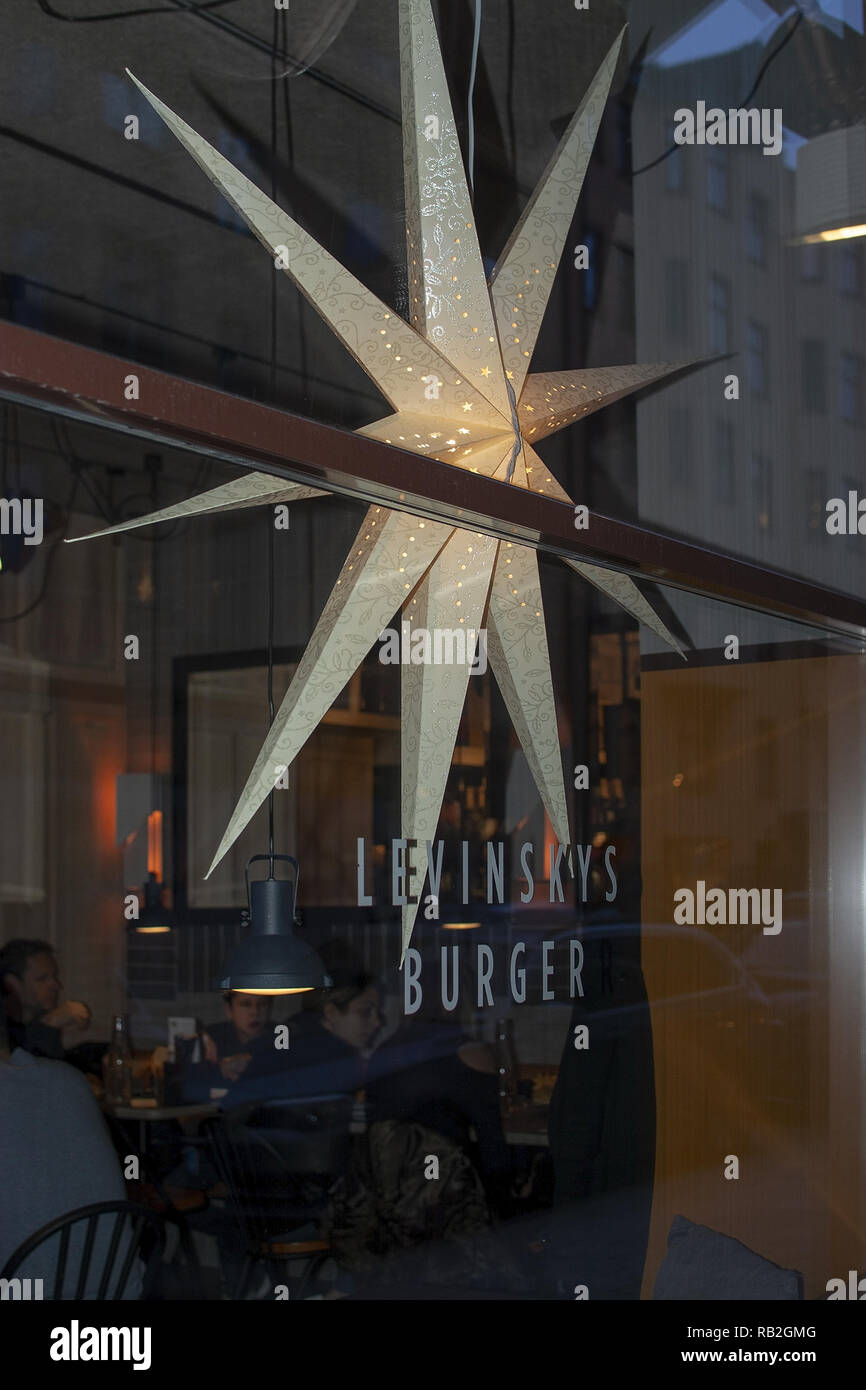 Stoccolma, Svezia - 29 dicembre 2018: Avvento stella nella finestra in corrispondenza della Levinsky Burger in Vasastan su dicembre 29, 2019 a Stoccolma, Svezia Foto Stock