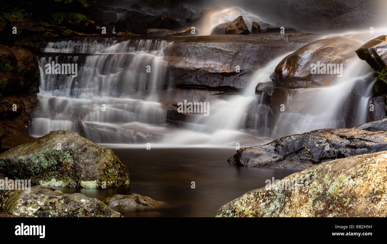 Cascata Poço 13, Macumba, tra Petropolis e Teresopolis, stato di Rio de Janeiro, Brasile, una lunga esposizione, parte inferiore Foto Stock