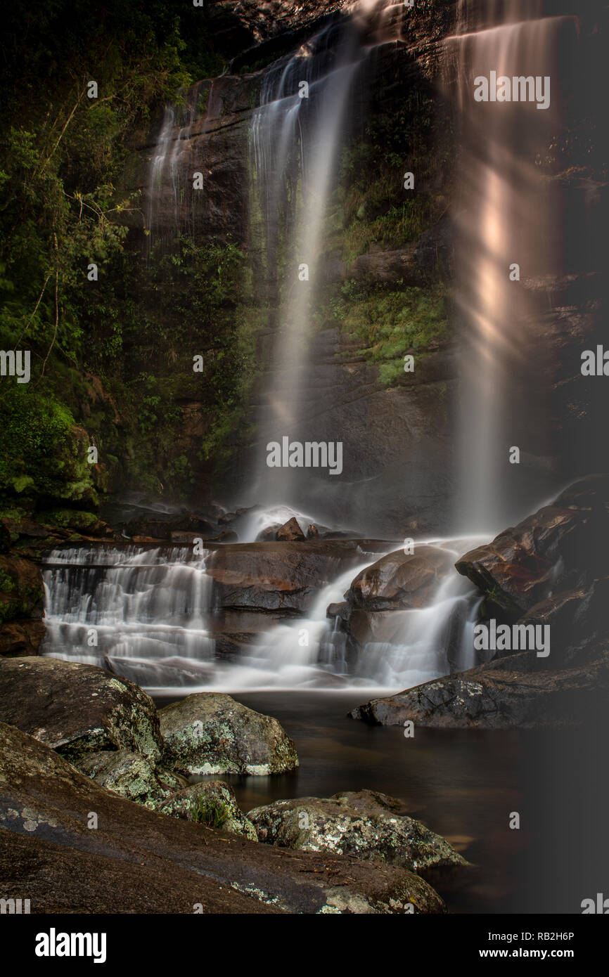 Cascata Poço 13, Macumba, tra Petropolis e Teresopolis, stato di Rio de Janeiro, Brasile, con esposizione lunga Foto Stock