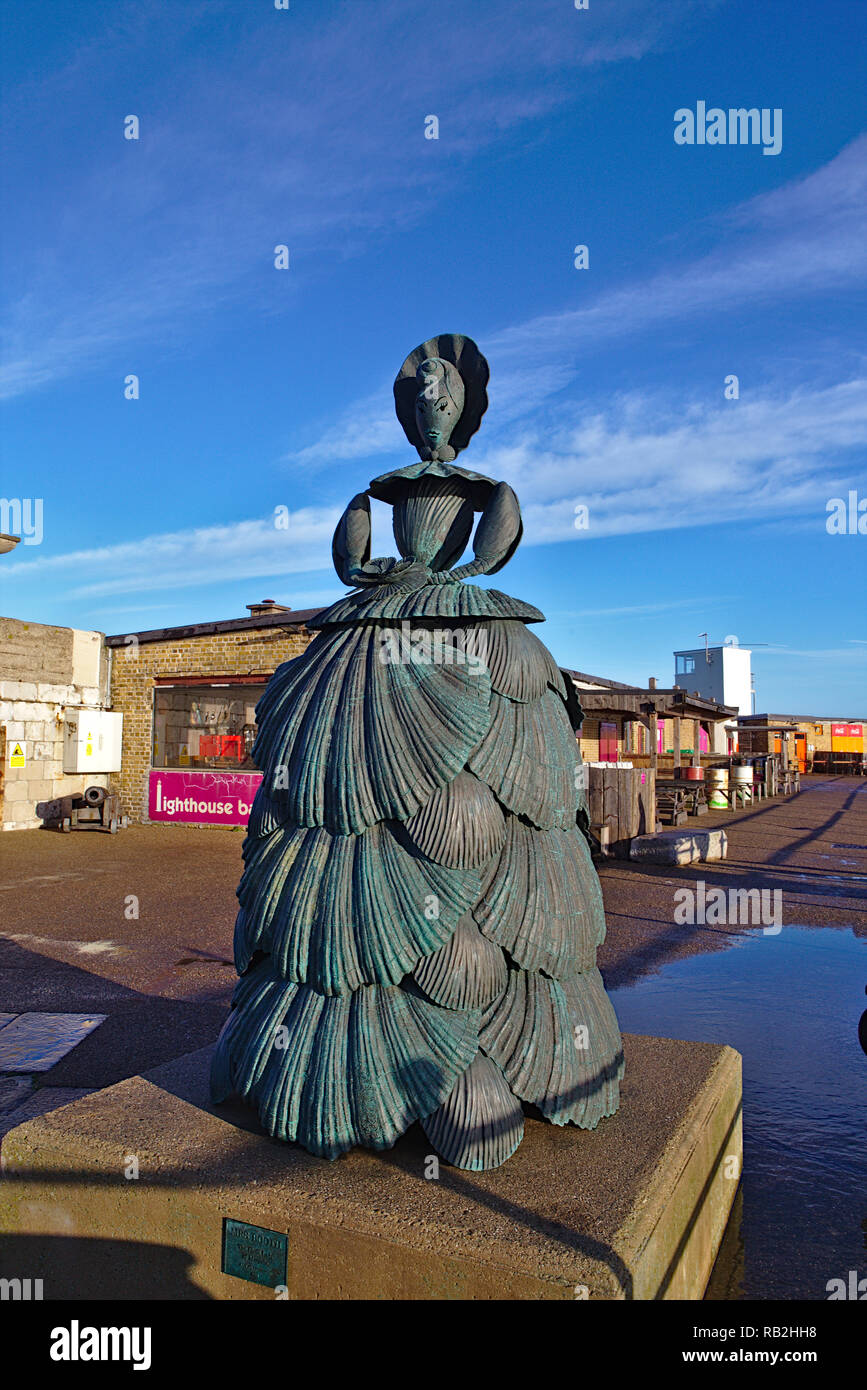 Il guscio Lady stato in bronzo con il molo dietro di lei su un cielo blu giornata di sole Foto Stock
