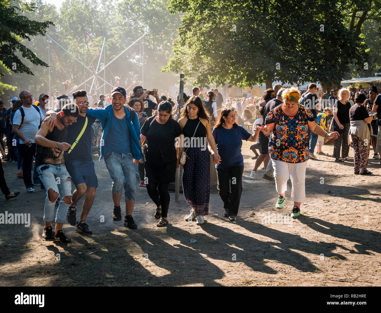 Berlino, Germania - 20 Maggio 2018: la gente ballare in una linea a Kreuzberg Il Carnevale delle culture Foto Stock