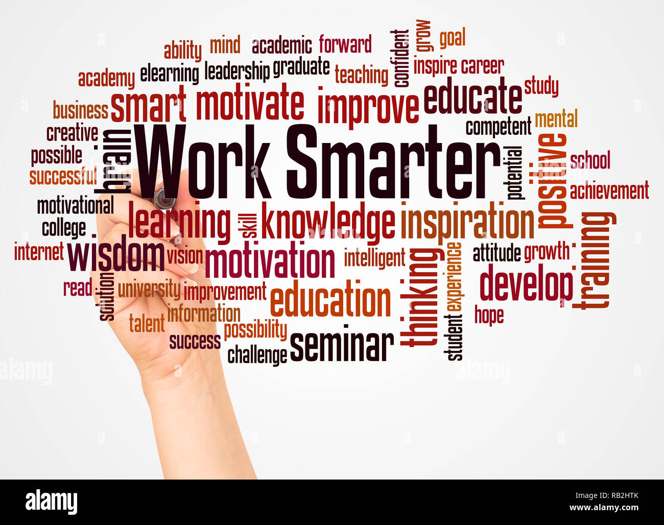 Lavorare in modo più intelligente word cloud e la mano con il concetto di marcatore su sfondo bianco. Foto Stock