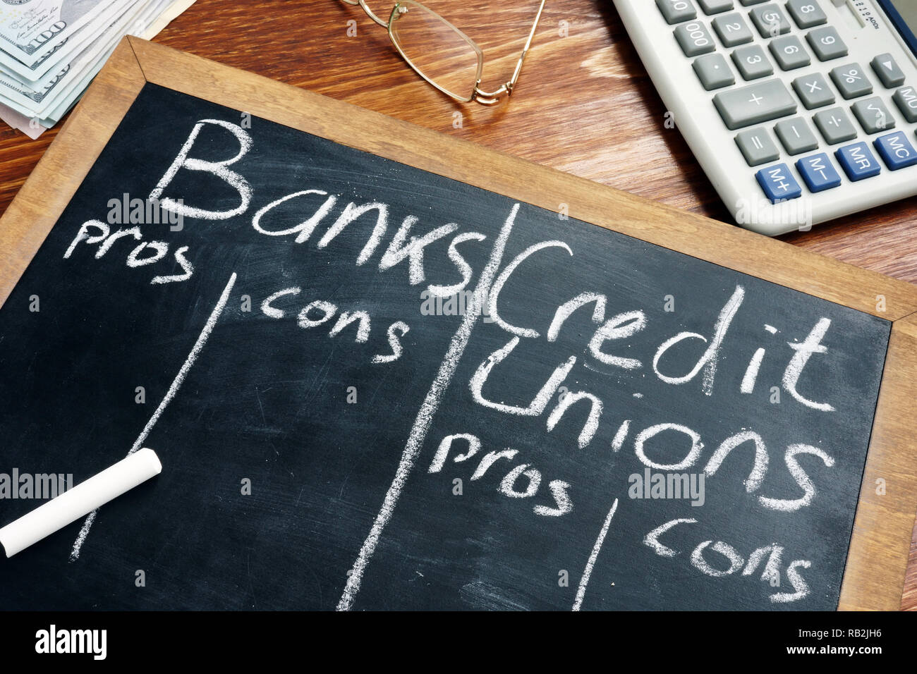 Le banche contro le unioni di credito i pro e i contro scritto su una lavagna. Foto Stock