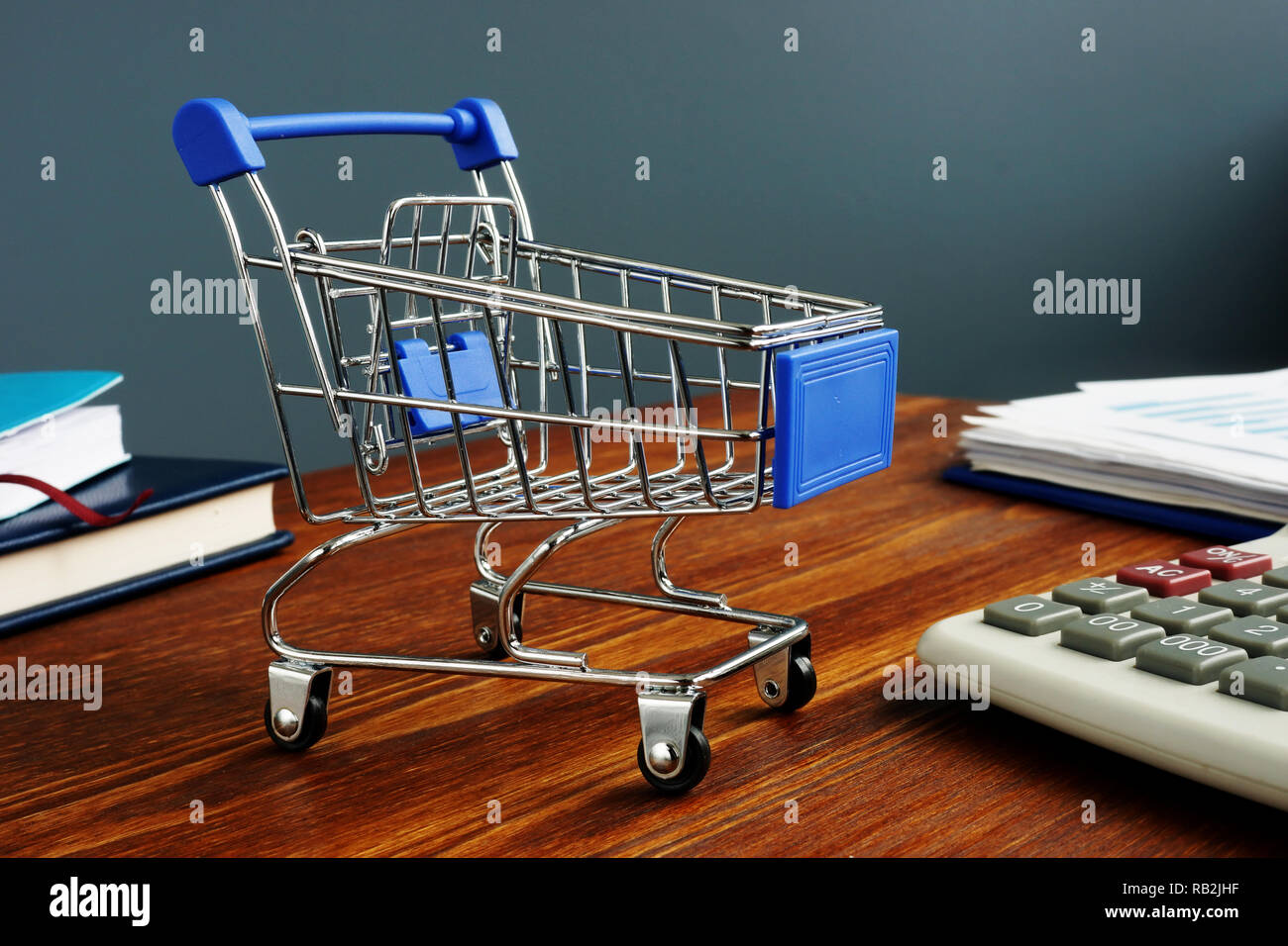 La gestione della vendita al dettaglio. Carrello su un tavolo per ufficio. Foto Stock