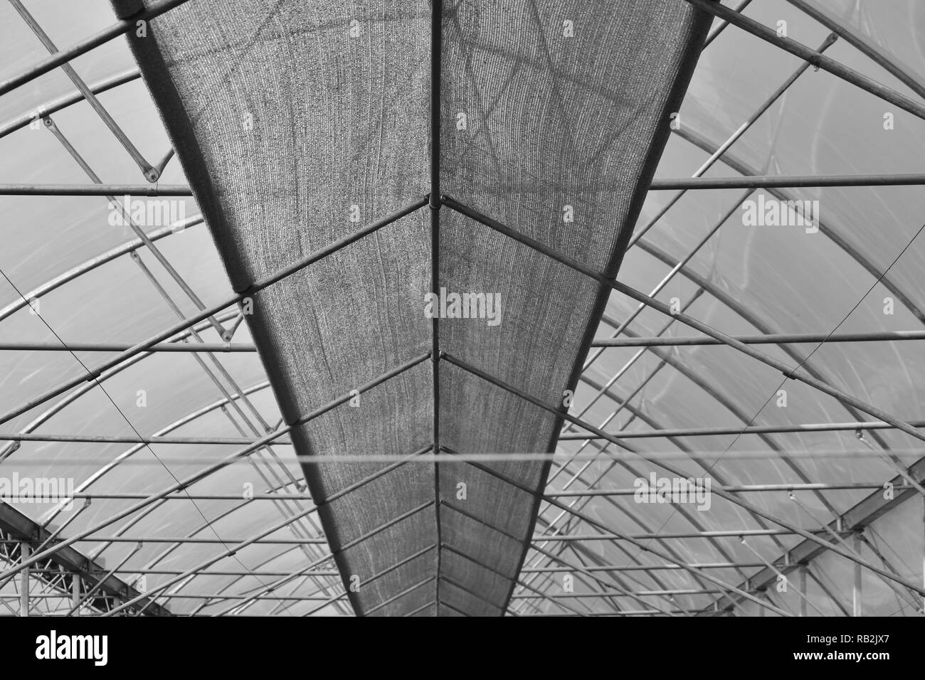 Vista stupefacente di interni architettonici struttura in acciaio del tetto Foto Stock