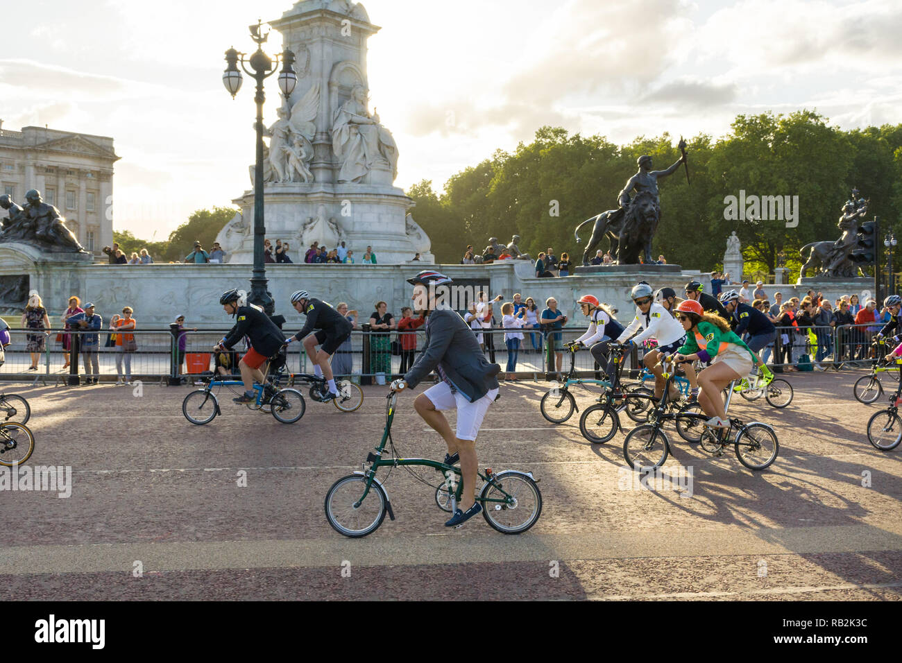 I ciclisti racing passato il memoriale della Victoria, Brompton Campionati del Mondo 2018, London, Regno Unito Foto Stock