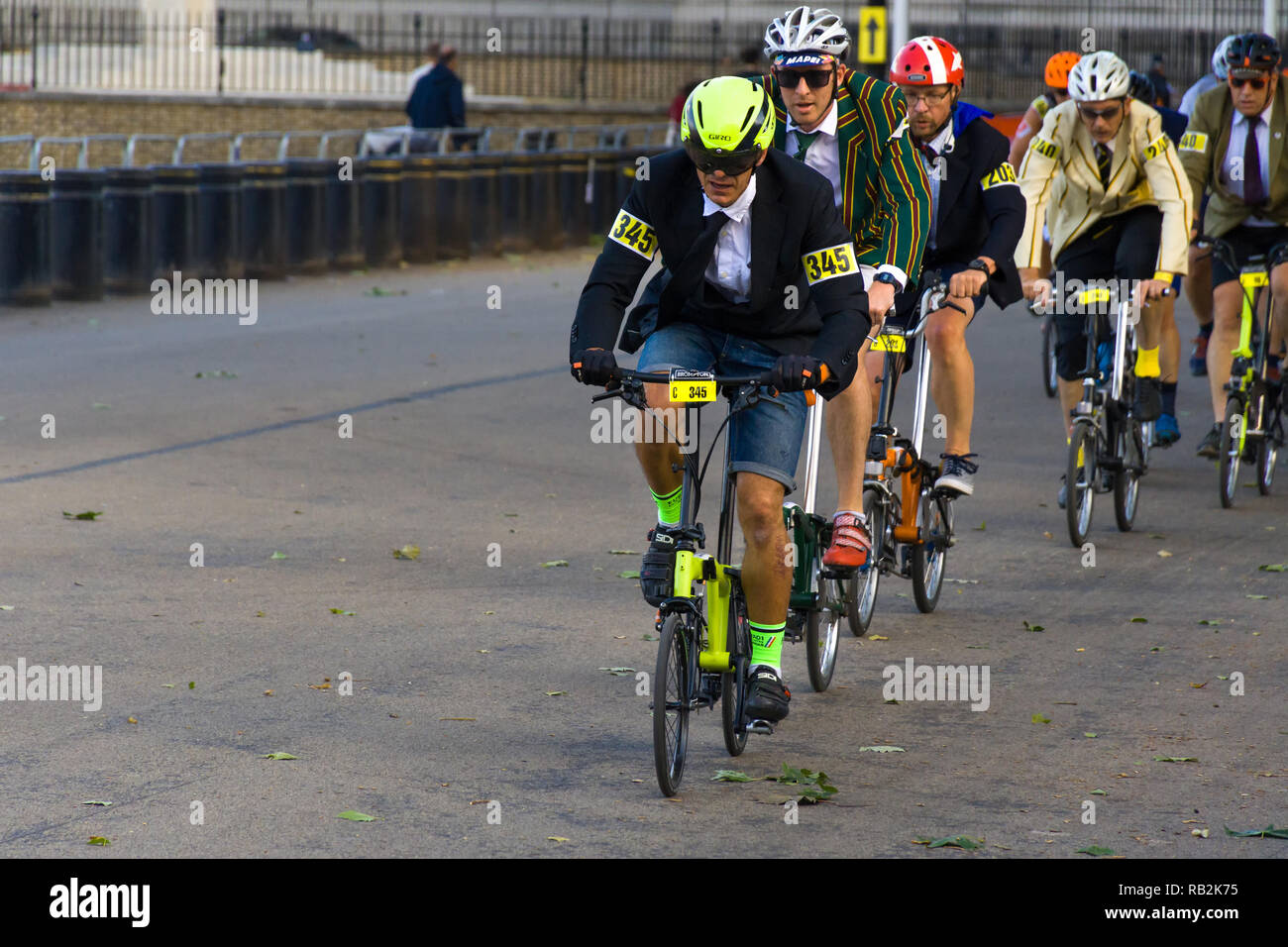 I ciclisti racing su Horse Guards Road, Brompton Campionati del Mondo 2018, London, Regno Unito Foto Stock