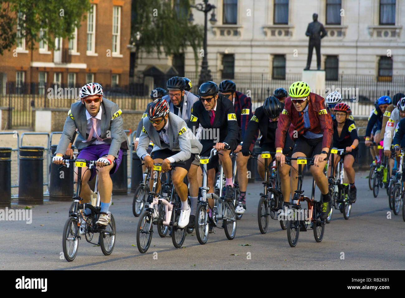 I ciclisti racing su Horse Guards Road, Brompton Campionati del Mondo 2018, London, Regno Unito Foto Stock