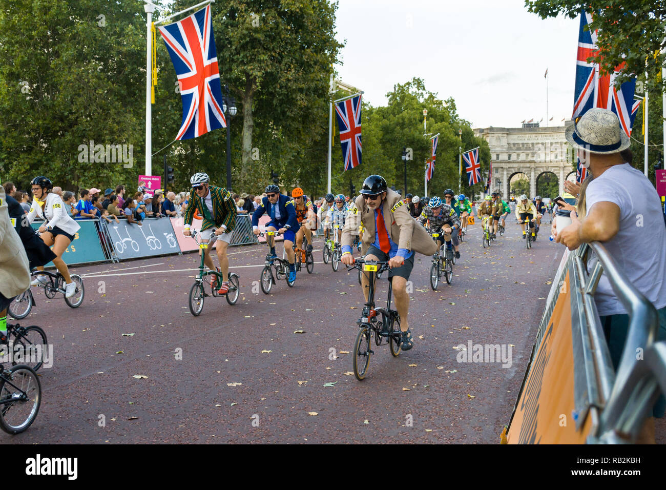 I ciclisti racing lungo il Mall con onlooking folla, Brompton Campionati del Mondo 2018, London, Regno Unito Foto Stock