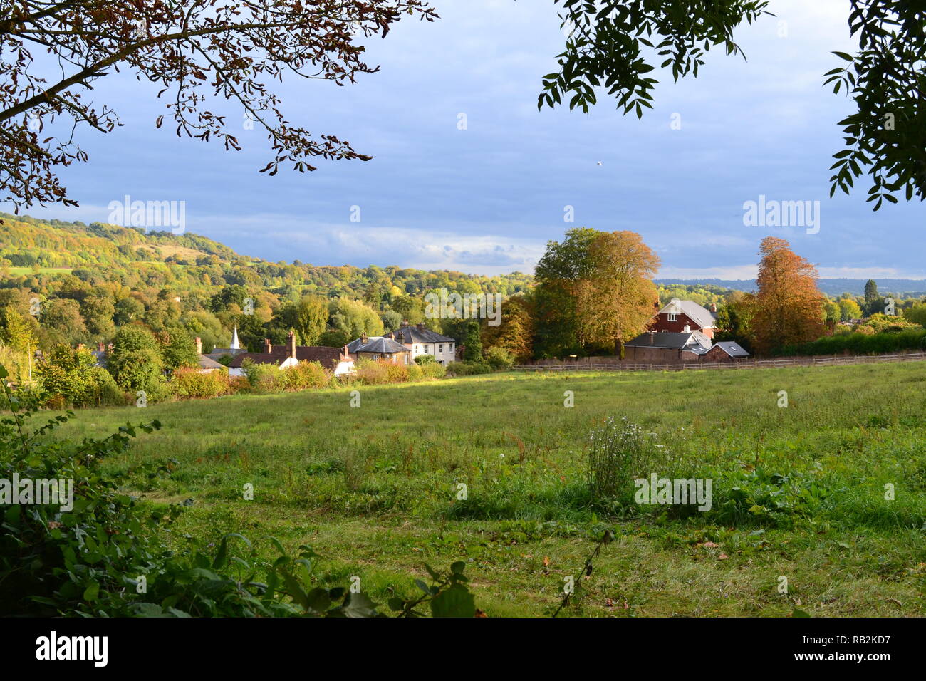 Viste dal sentiero dalla strada Shacklands, Shoreham, Kent in autunno, esaminando il Darent Valley e hillside campi nel tardo pomeriggio la luce del sole Foto Stock