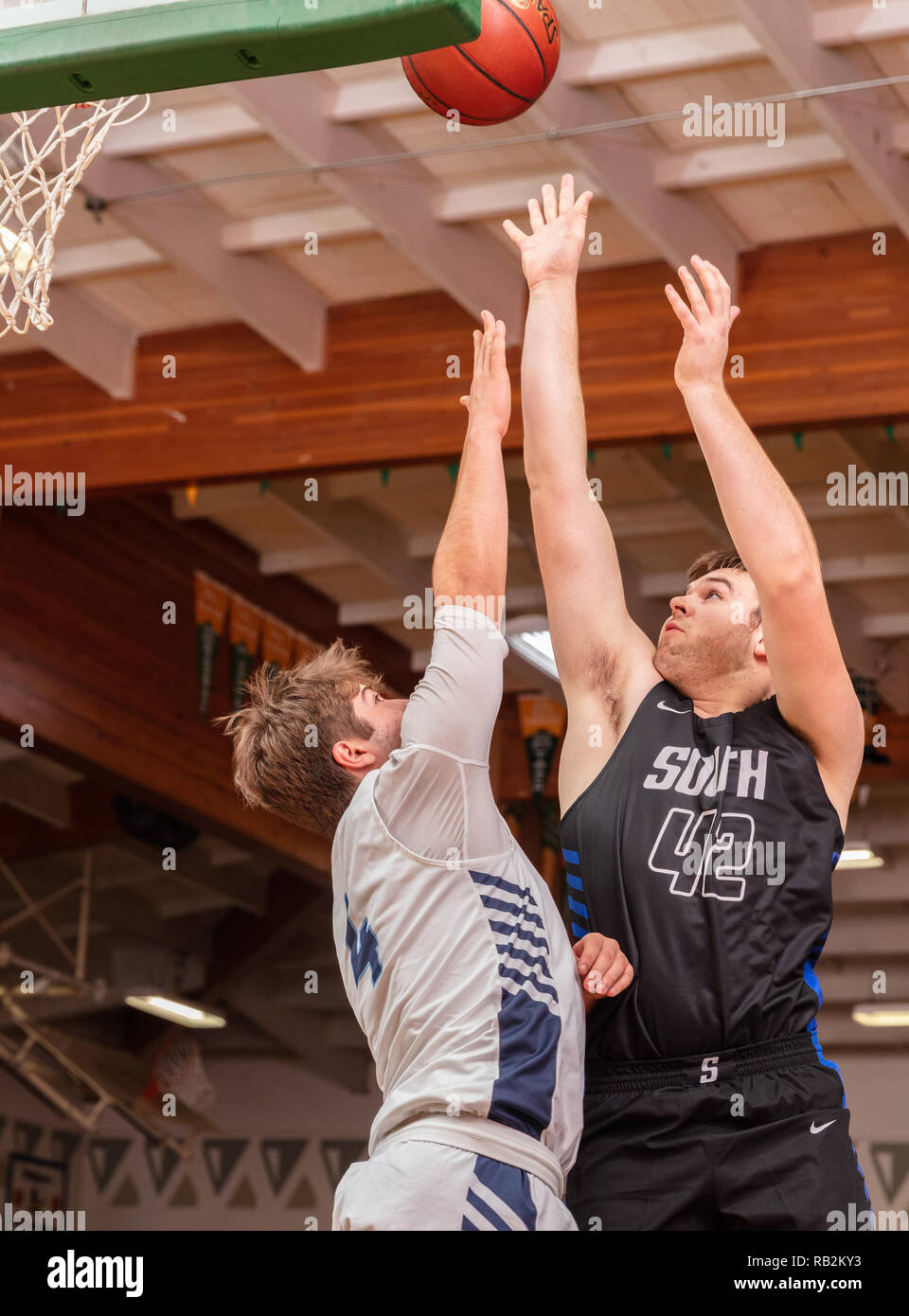 Azione di basket con il Sud Medford vs. Pleasant Valley in Red Bluff, California. Foto Stock