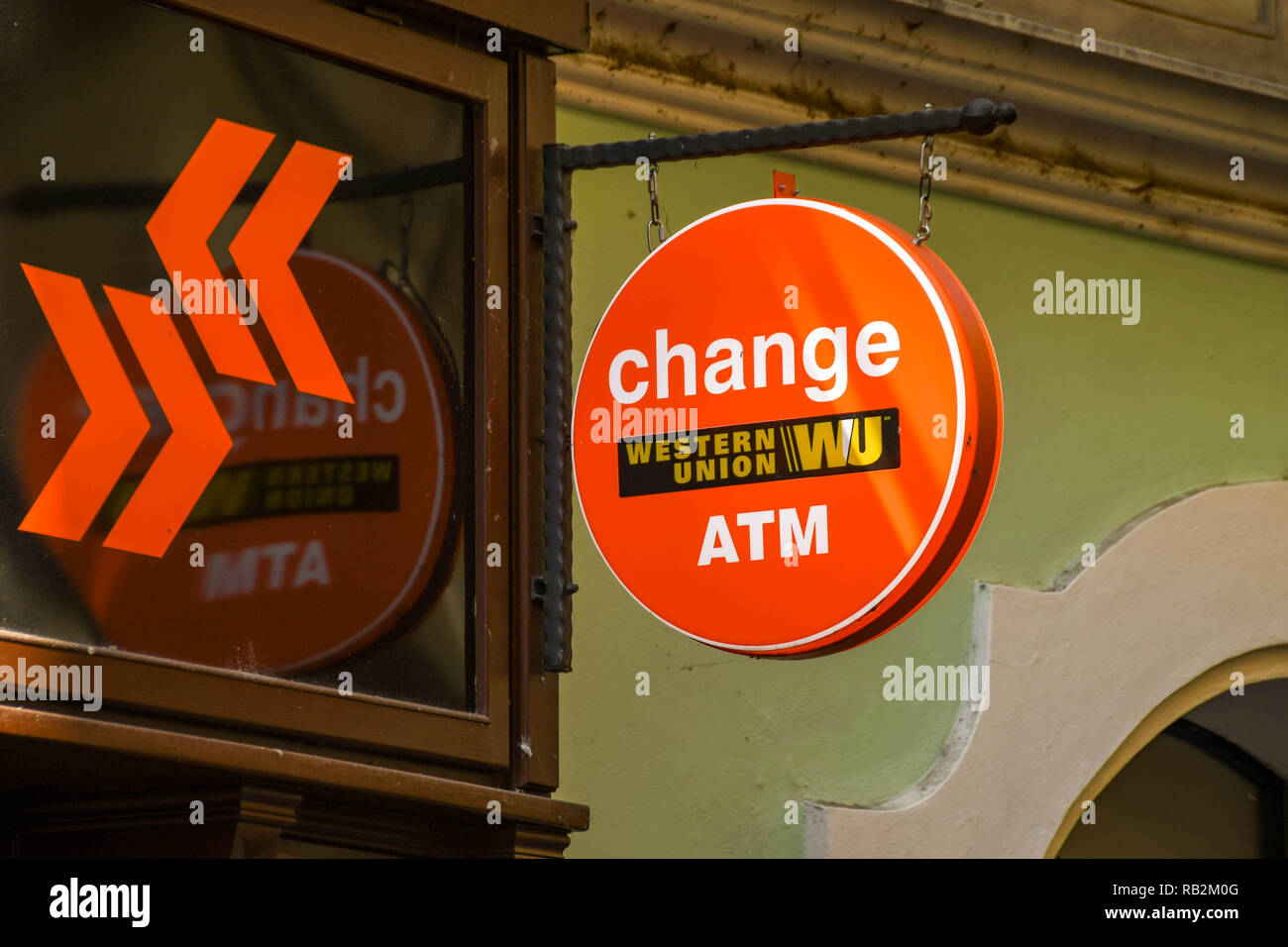 Praga, Repubblica ceca - Luglio 2018: Firmare fuori dell'entrata di un Bureau de Cambia negozio nel centro di Praga. Il segno è un Western Union logo. Foto Stock