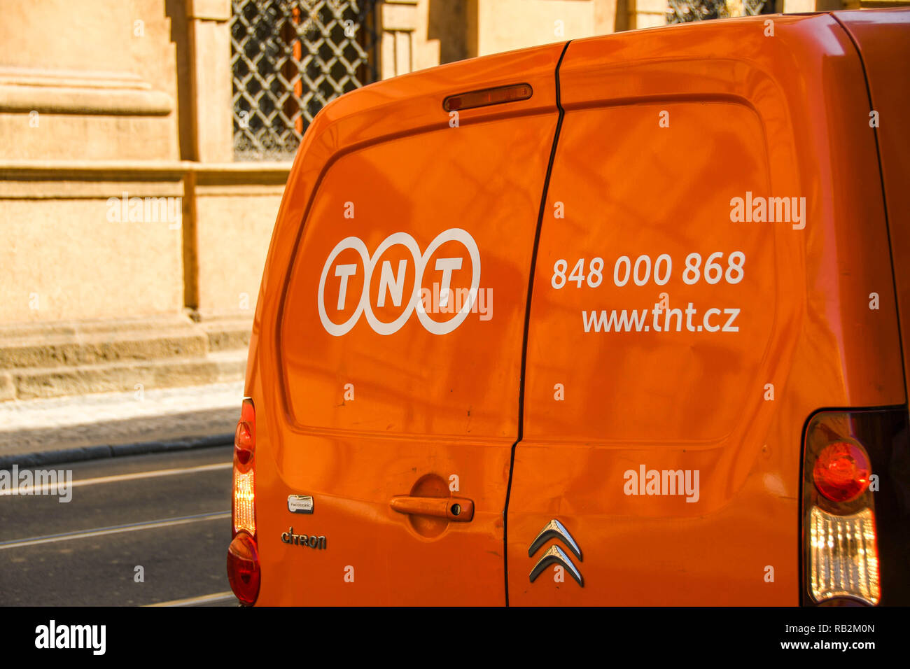 Praga, Repubblica ceca - Luglio 2018: porta posteriore di una consegna TNT van parcheggiato su una strada nel centro di Praga. Foto Stock