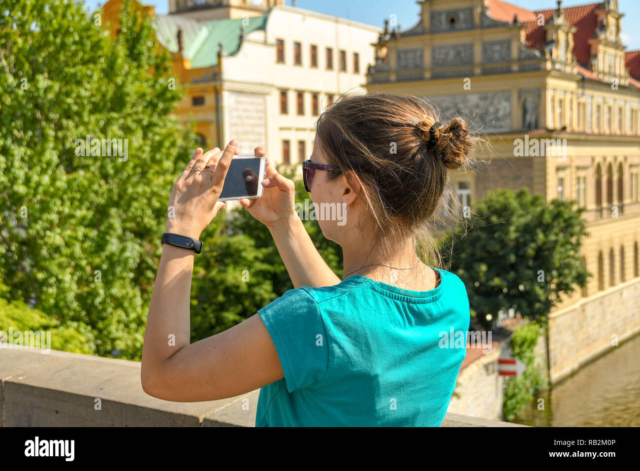 Praga, Repubblica ceca - Luglio 2018: Persona nel centro di Praga di scattare una foto su un telefono cellulare dotato di fotocamera digitale. Foto Stock