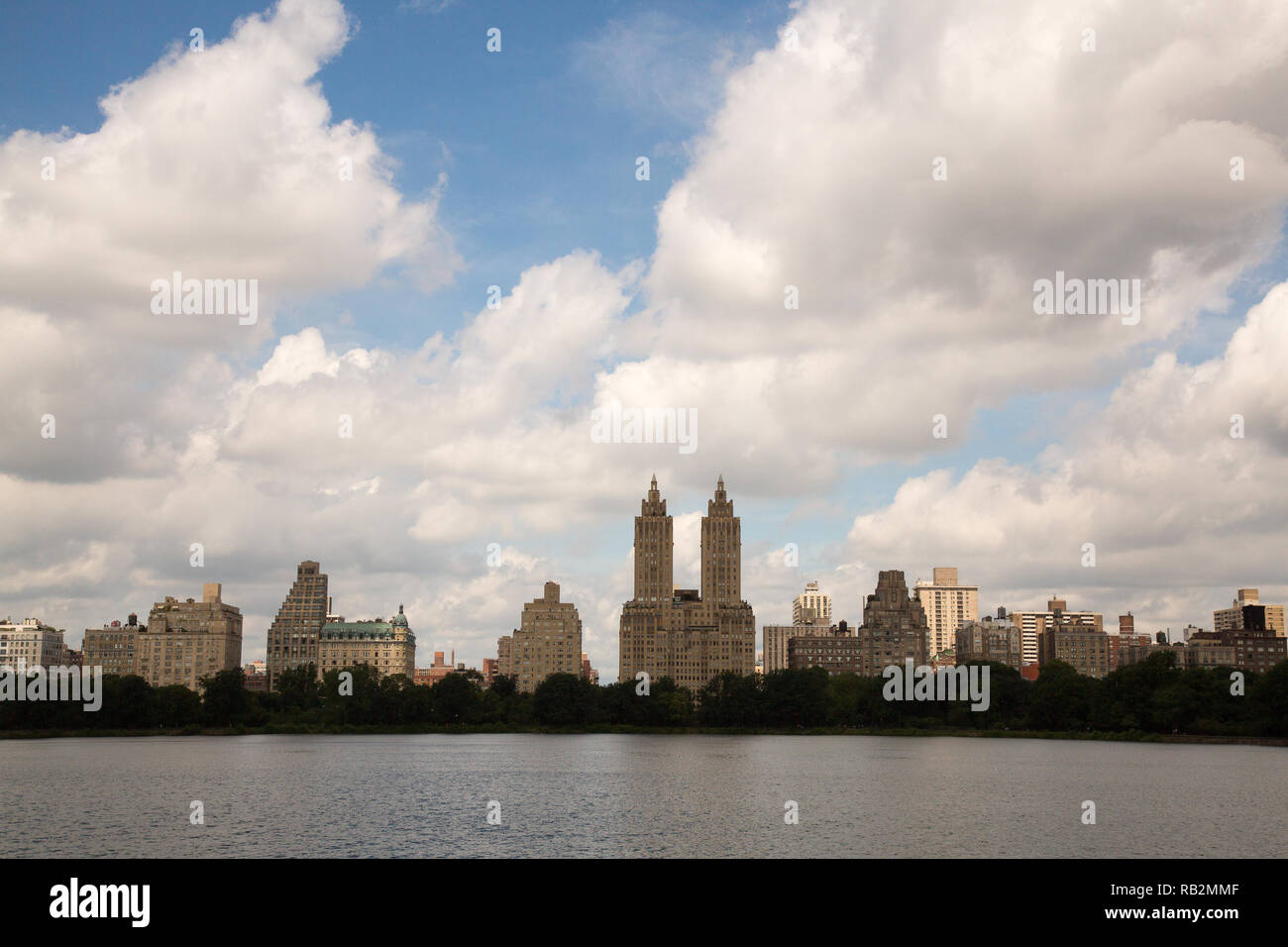 Vista sul lato ovest attraverso il lago artificiale Jacqueline Kennedy Onassis in Central Park, New York City. Foto Stock