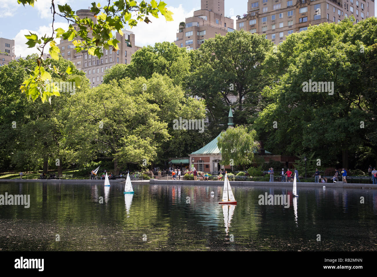 Barche a vela di modello nel conservatorio di acqua nel Central Park di New York. Foto Stock