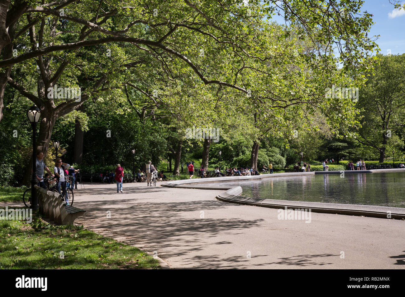 Proseguire a piedi lungo il conservatorio stagno nel Central Park di New York City. Foto Stock