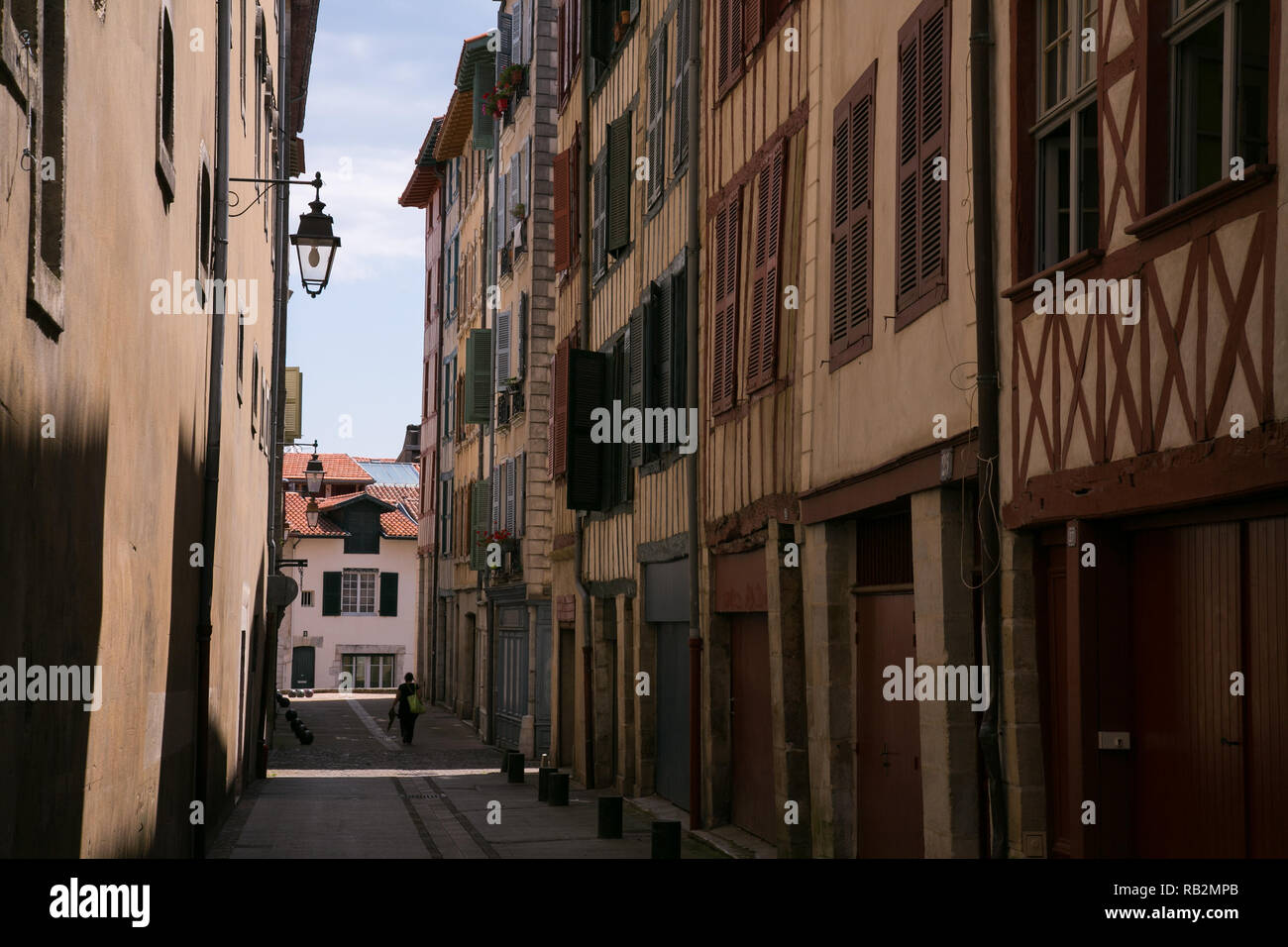 Una stretta viuzza in Bayonne, Francia. Foto Stock