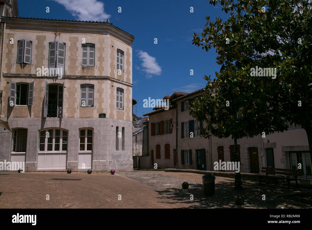 Strada tranquilla a Bayonne, Francia. Foto Stock