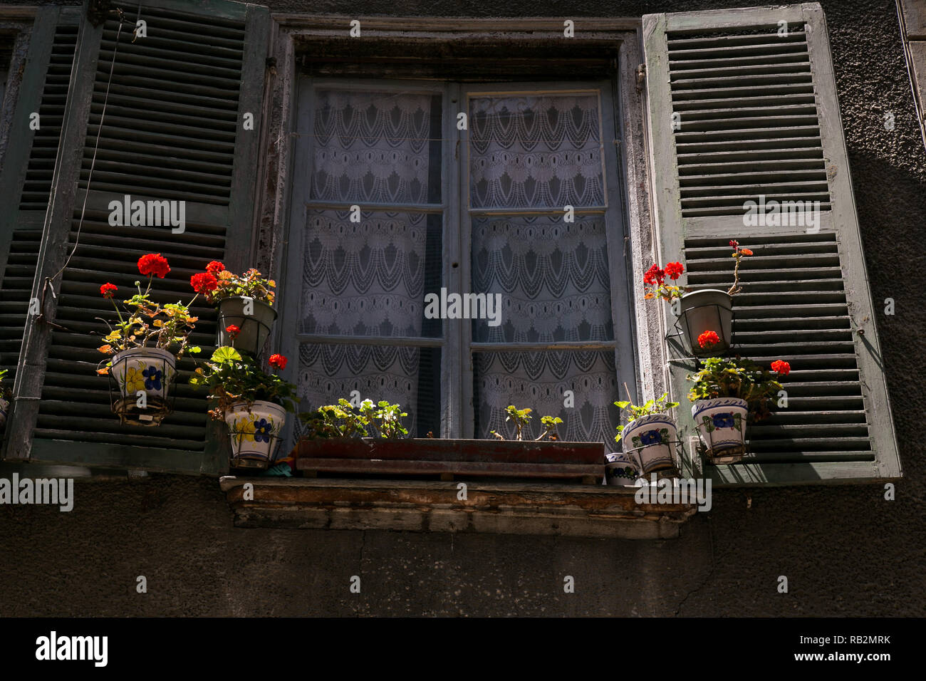 Vasi di fiori su un davanzale di Bayonne, Francia. Foto Stock