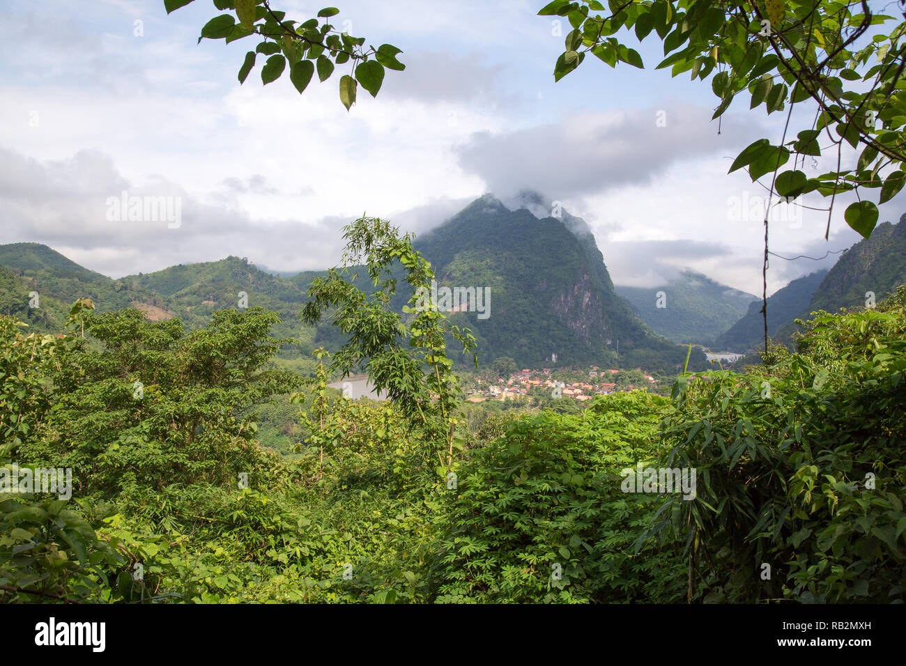 La vista dal punto di vista di montagna si affacciano in Hong Khiaw, Laos. Foto Stock