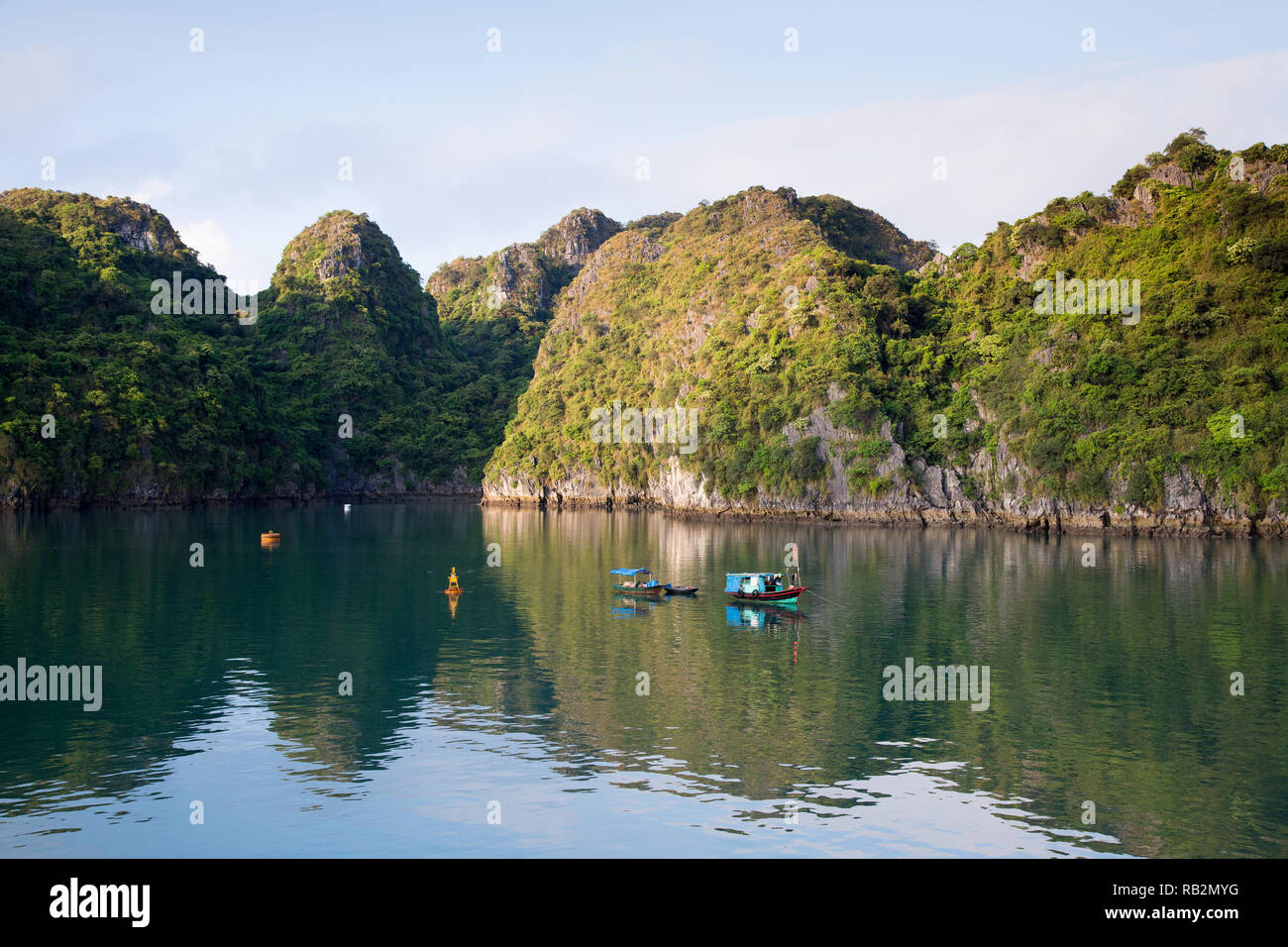 Incredibile calcare montagne carsiche Bai Tu Long Bay, Vietnam. Foto Stock