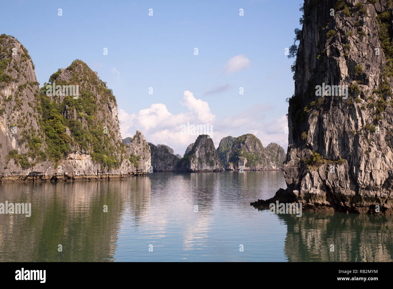 Incredibile calcare montagne carsiche Bai Tu Long Bay, Vietnam. Foto Stock