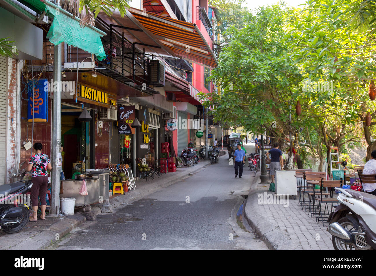 Una pittoresca strada con negozi e ristoranti lungo la West Lake in Hanoi. Foto Stock