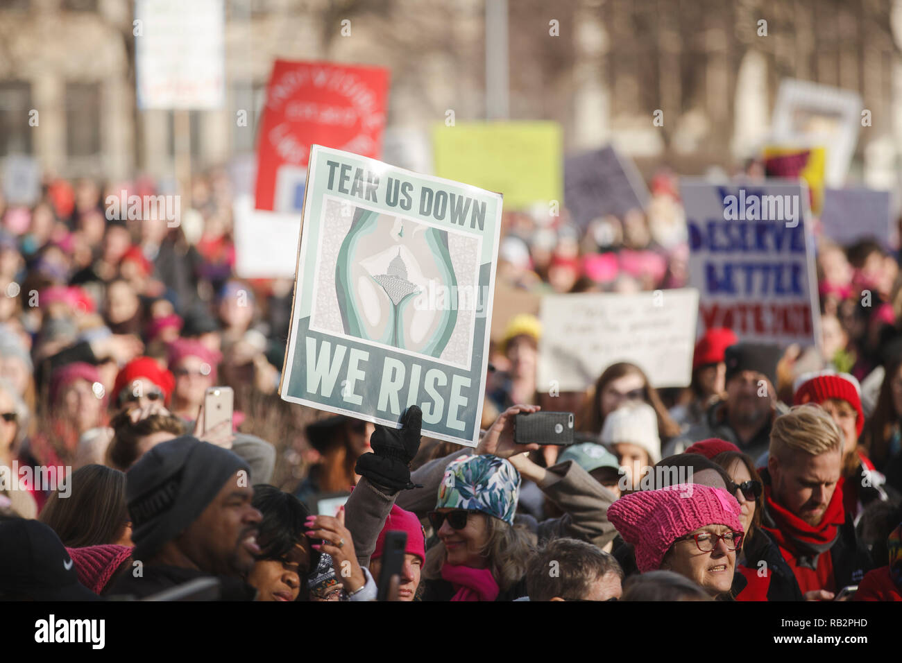 Un segno di protesta a leggere 'Tear Us giù abbiamo aumento' sorge sopra la folla durante il 2018 Donna marzo Rally sabato 20 gennaio. Foto Stock