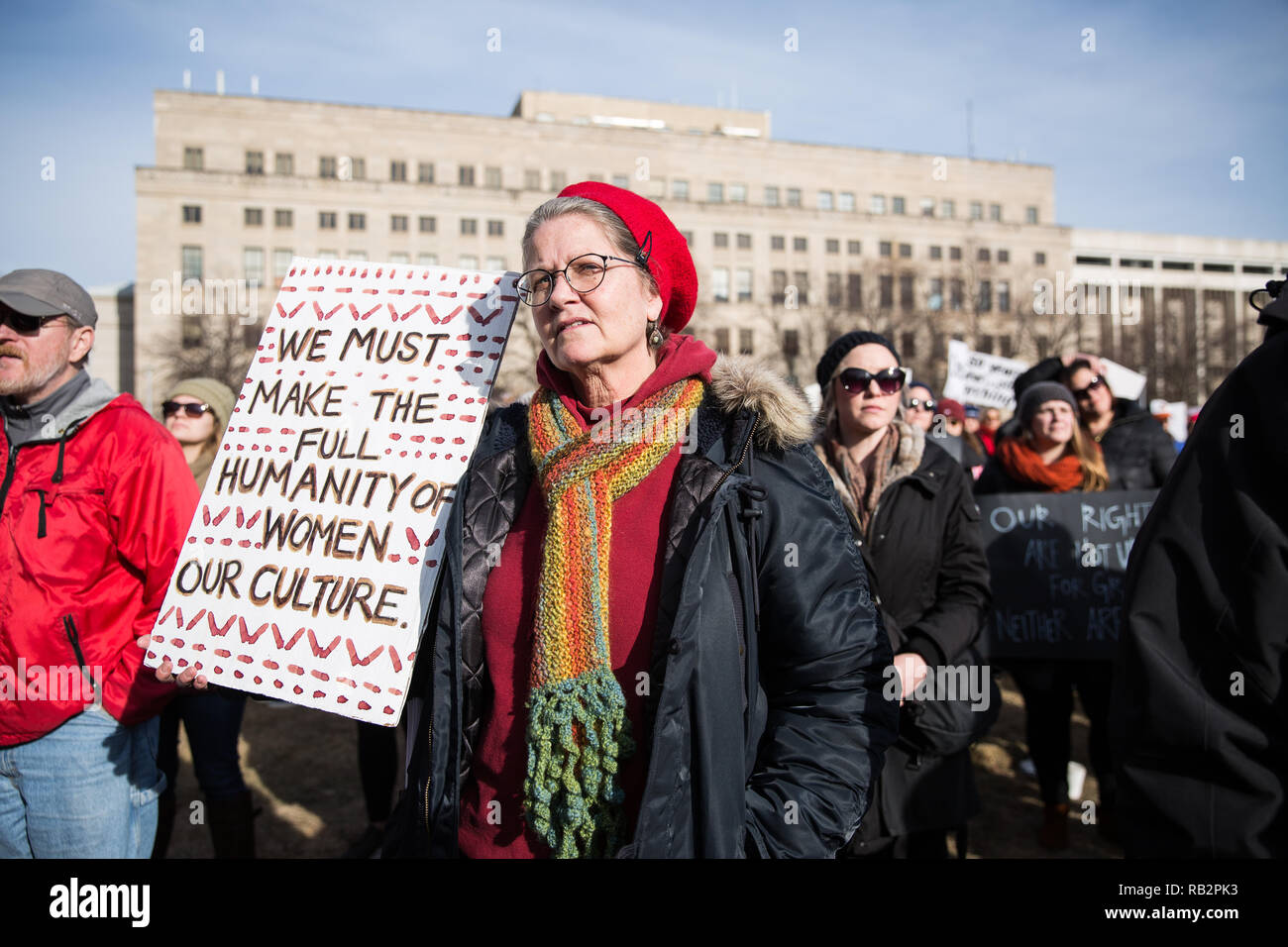 Leslie Walsh, 58, del Wisconsin partecipa nel 2018 Donna marzo Rally al di fuori del Milwaukee County Court House sabato 20 gennaio. Foto Stock