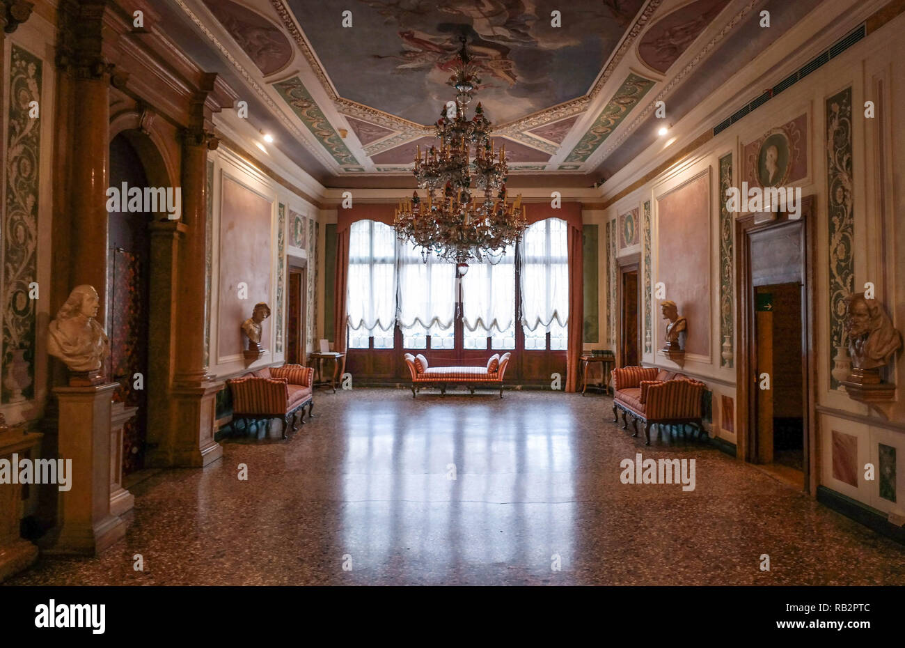 Museo Palazzo Querini Stampalia, soffitto affrescato, lampadario veneziano, Castello, Venezia, Italia Foto Stock