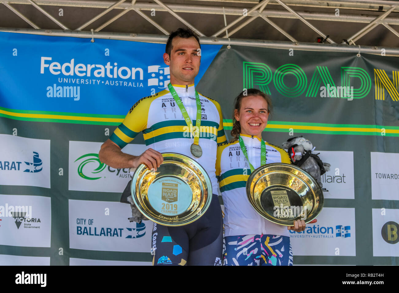 Victoria, Australia. Il 6 gennaio 2019. 2019 Australia ciclismo su strada i Campionati Nazionali Elite uomini & donne Road Race Podium-Champions #32 Michael Freiberg Elite Mens Champion e #38 Sarah Gigante Donne Elite il campione. Credito: Brett keating/Alamy Live News Foto Stock