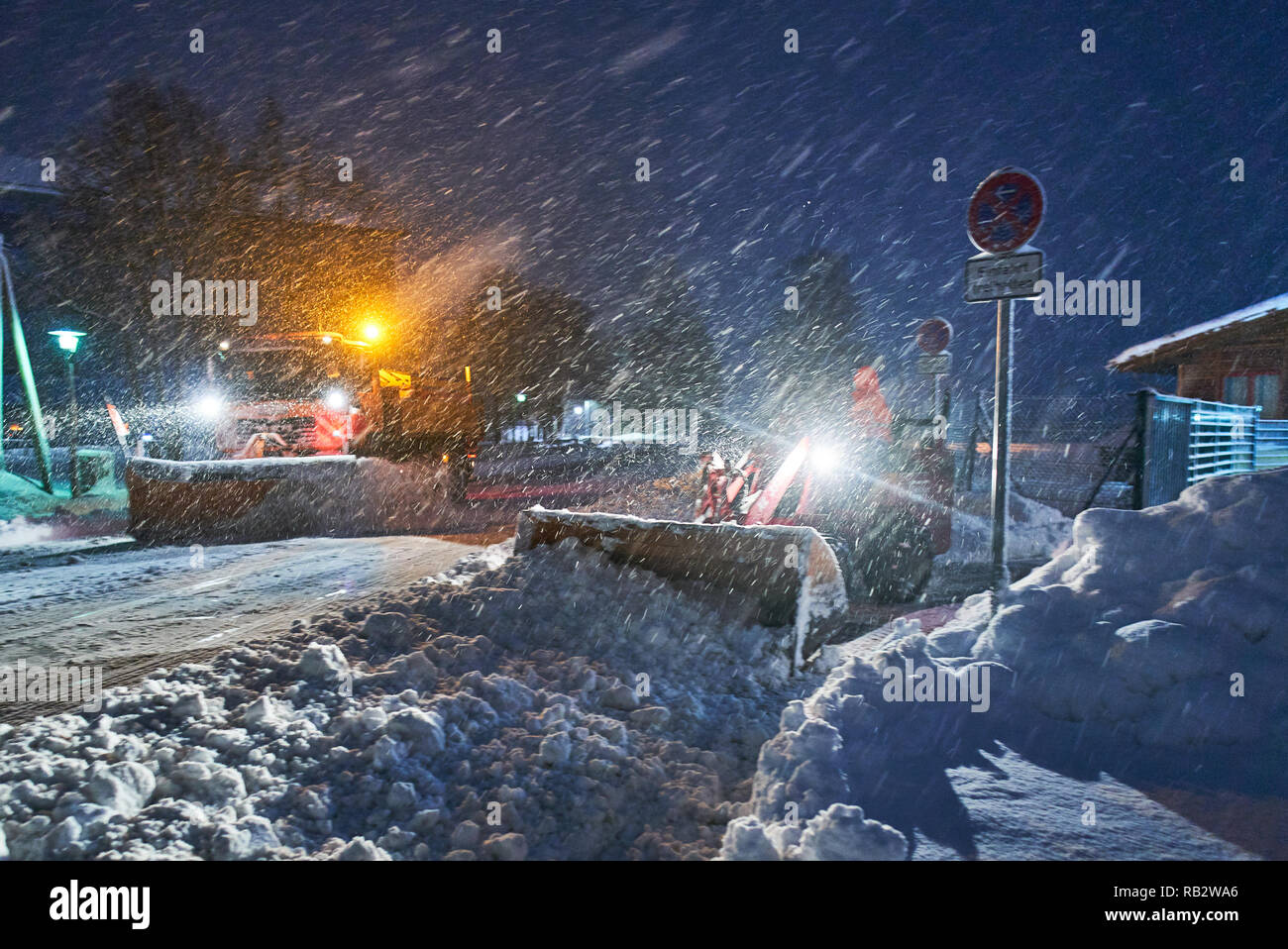 Regione di Allgäu, Germania. 5° gennaio 2019. Auto coperto da neve e neve aratri provare a combattere la pesante Insorgenza di inverno e nevicate in mattinata a Marktoberdorf, Baviera, Allgäu, Germania, gennaio 06, 2019. © Peter Schatz / Alamy Live News Foto Stock