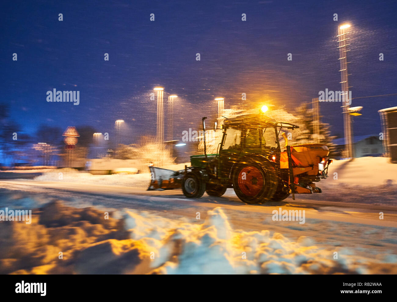 Regione di Allgäu, Germania. 5° gennaio 2019. Auto coperto da neve e neve aratri provare a combattere la pesante Insorgenza di inverno e nevicate in mattinata a Marktoberdorf, Baviera, Allgäu, Germania, gennaio 06, 2019. © Peter Schatz / Alamy Live News Foto Stock