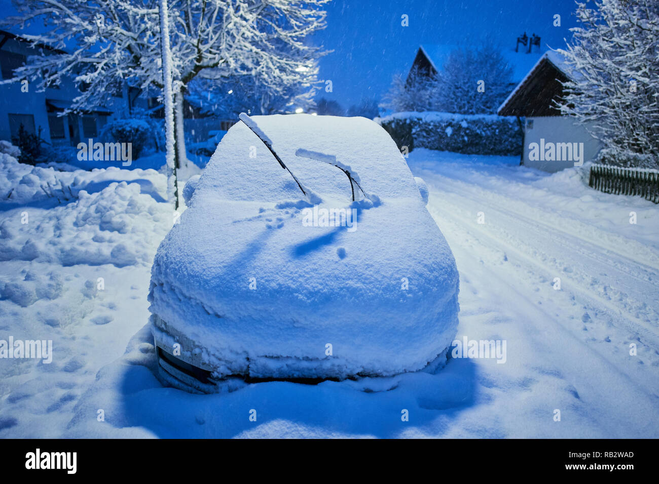 Regione di Allgäu, Germania. 5° gennaio 2019. Auto coperto da neve e neve aratri provare a combattere la pesante Insorgenza di inverno e nevicate in mattinata a Marktoberdorf, Baviera, Allgäu, Germania, gennaio 06, 2019. © Peter Schatz / Alamy Live News Foto Stock