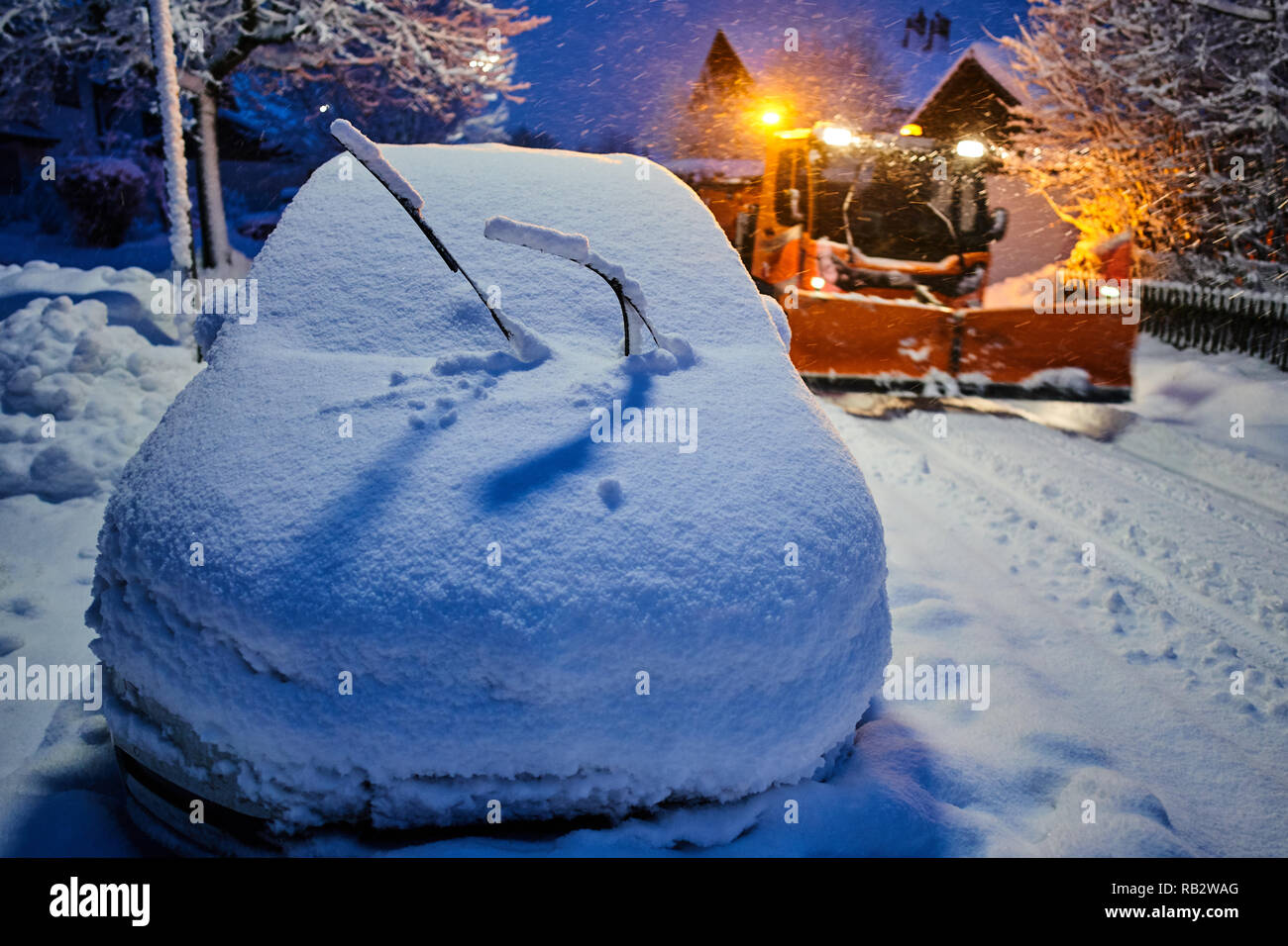 Regione di Allgäu, Germania. 5° gennaio 2019. Auto coperto da neve e neve aratri provare a combattere la pesante Insorgenza di inverno e nevicate in mattinata a Marktoberdorf, Baviera, Allgäu, Germania, gennaio 06, 2019. © Peter Schatz / Alamy Live News Foto Stock