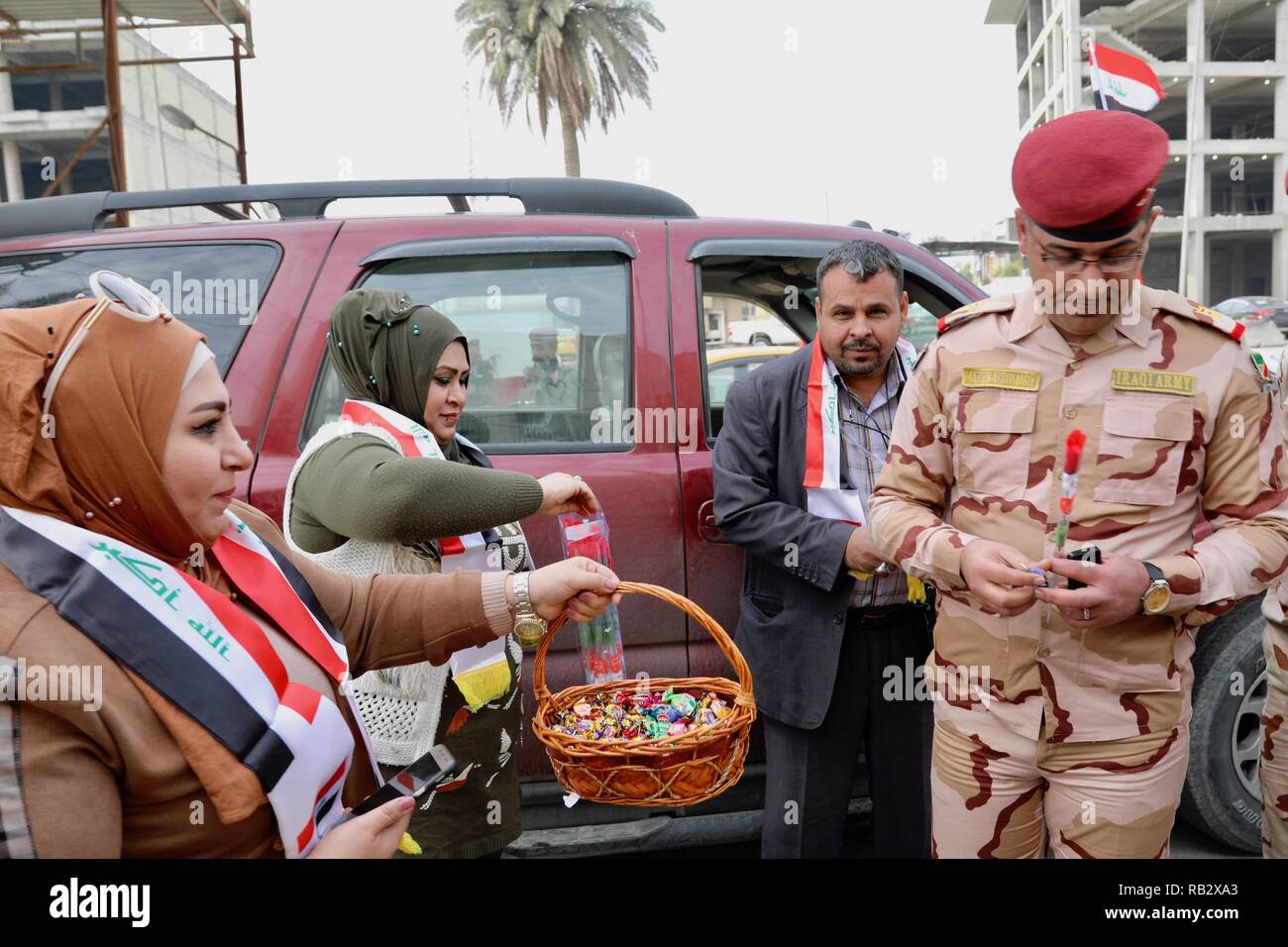 Baghdad in Iraq. Il 6 gennaio, 2019. Le persone inviano i dolciumi ai soldati in un checkpoint di Baghdad, Iraq, Iraq, Gennaio 6, 2019, in occasione dell'esercito iracheno al giorno. Credito: Khalil Dawood/Xinhua/Alamy Live News Foto Stock