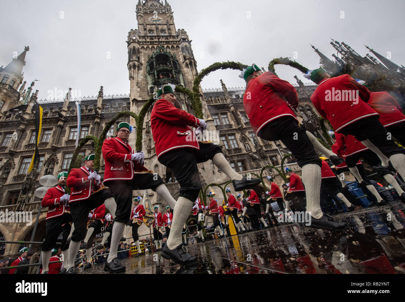 Monaco di Baviera, Germania. 06 gen 2019. Schäffler danza nella parte anteriore del nuovo municipio di Marienplatz. Durante la peste del 1517, la Schäfflertanz è stata fondata a Monaco di Baviera, che è stato destinato ad allietare le persone dopo i tempi duri e di esca fuori della loro case. Foto: Lino Mirgeler/dpa Credito: dpa picture alliance/Alamy Live News Foto Stock