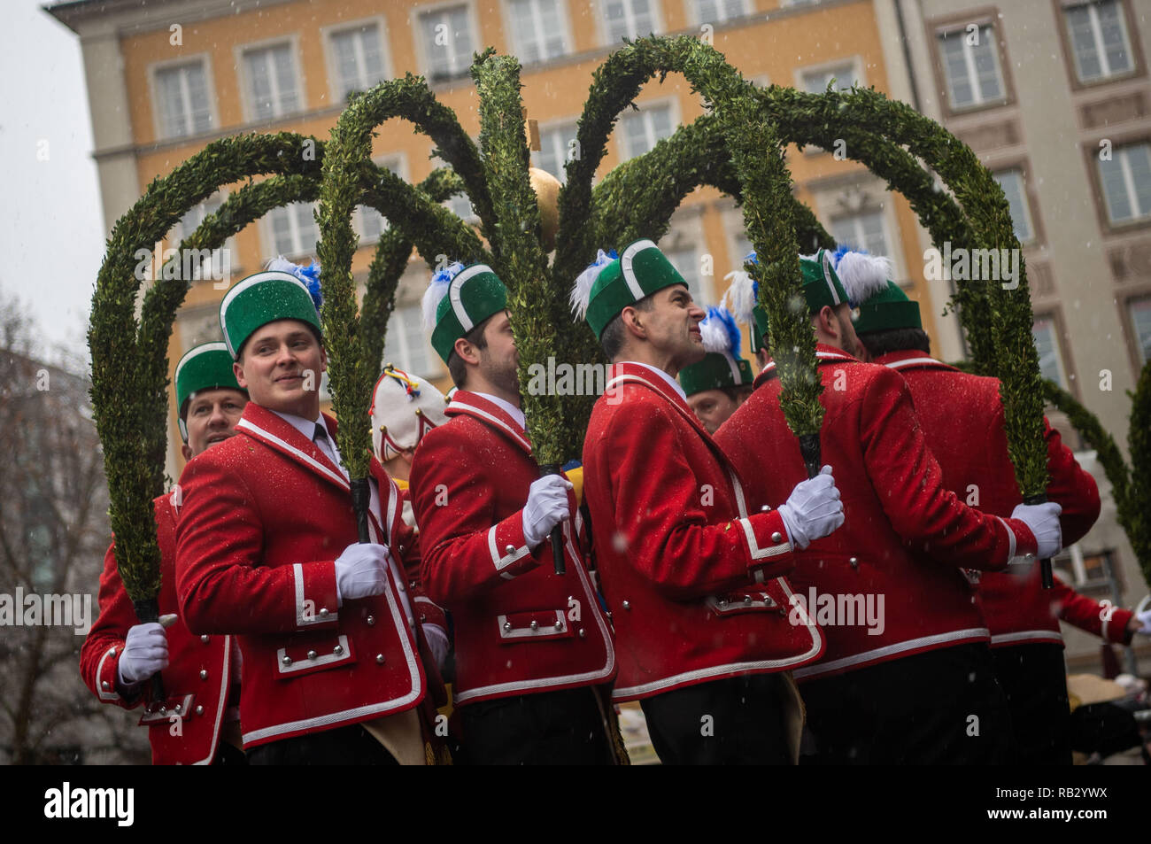 Monaco di Baviera, Germania. 06 gen 2019. Schäffler danza nella parte anteriore del nuovo municipio di Marienplatz. Durante la peste del 1517, la Schäfflertanz è stata fondata a Monaco di Baviera, che è stato destinato ad allietare le persone dopo i tempi duri e di esca fuori della loro case. Foto: Lino Mirgeler/dpa Credito: dpa picture alliance/Alamy Live News Foto Stock