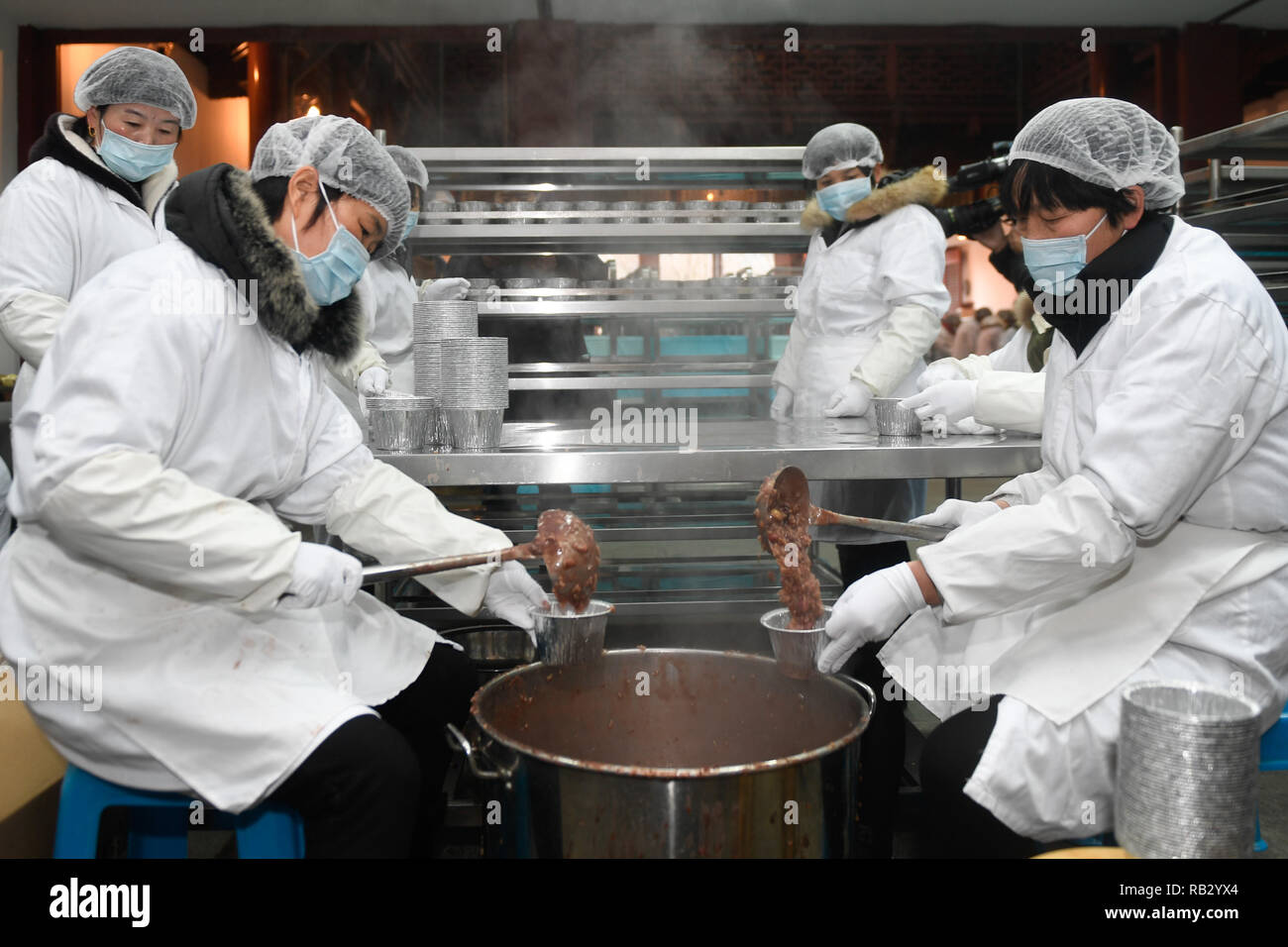 Hangzhou (Cina). Il 6 gennaio, 2019. Volontari pack Laba porridge appena cotti al Tempio Lingyin in Hangzhou, capitale della Cina orientale, Gennaio 6, 2019. Il Tempio Lingyin ha iniziato a fare il tradizionale Laba porridge di domenica, che è stato il primo giorno del dodicesimo mese del calendario lunare cinese e condividerlo con la comunità locale per libero. Credito: Huang Zongzhi/Xinhua/Alamy Live News Foto Stock