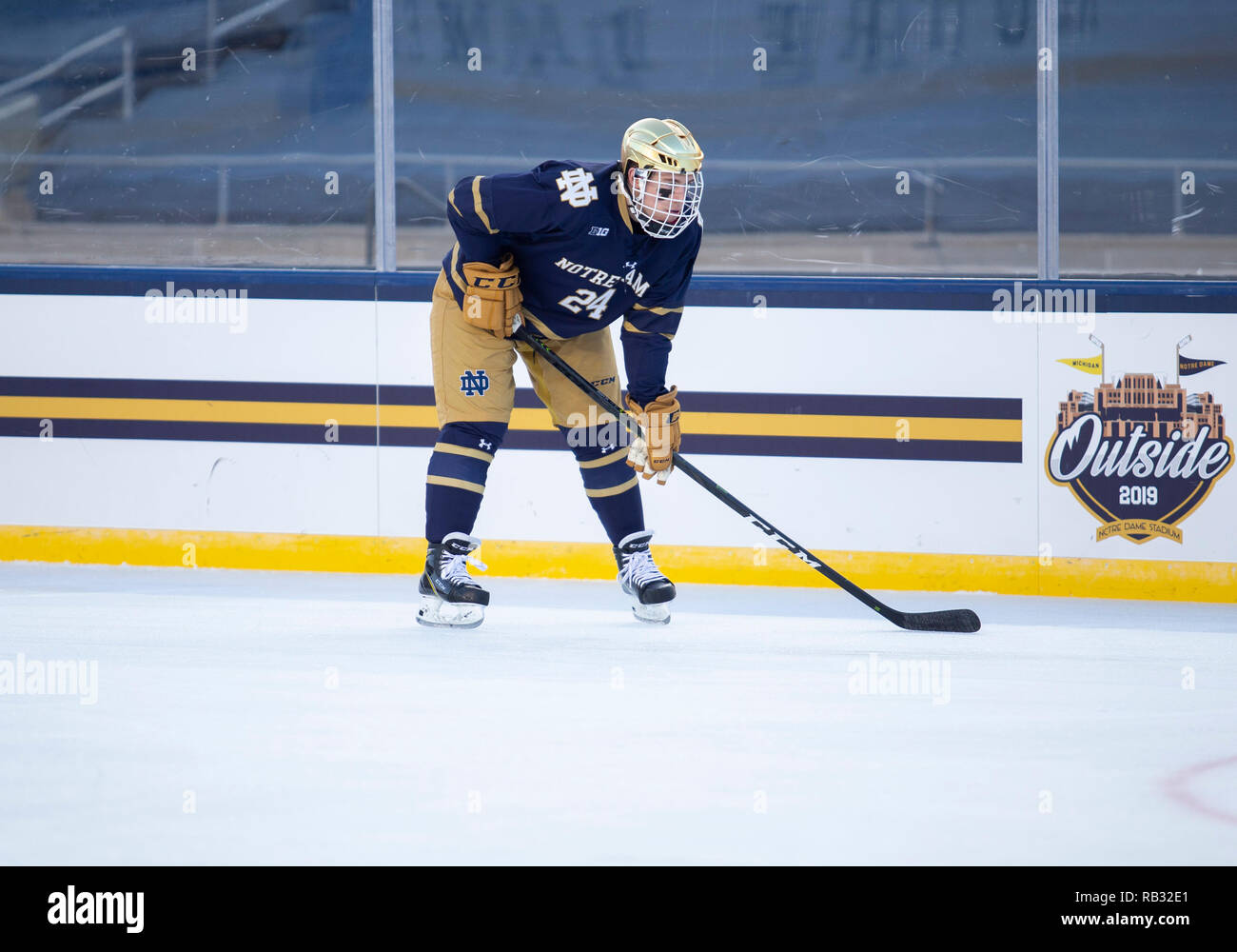 Indiana, Stati Uniti d'America. 05 gen 2019. Notre Dame defenceman Spencer Stastney (24) durante il NCAA Hockey gioco azione tra il Michigan Ghiottoni e la Cattedrale di Notre Dame Fighting Irish di Notre Dame Stadium in Indiana. Michigan sconfitto Notre Dame 4-2. John Mersits/CSM/Alamy Live News Foto Stock