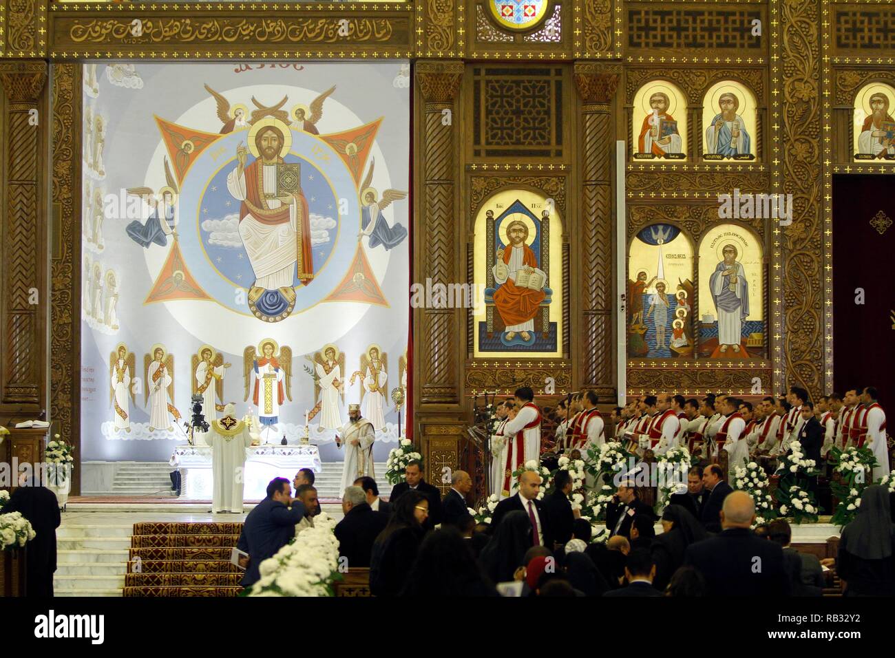 Il Cairo, Egitto. 06 gen 2019. I diaconi e chierici sono visti presso l'altare della chiesa copta Cattedrale ortodossa della Natività, prima dell'inizio dei copti ortodossi la Messa di Natale, secondo la chiesa ortodossa orientale calendario. Credito: Ahmed Abdelfattah/dpa/Alamy Live News Foto Stock